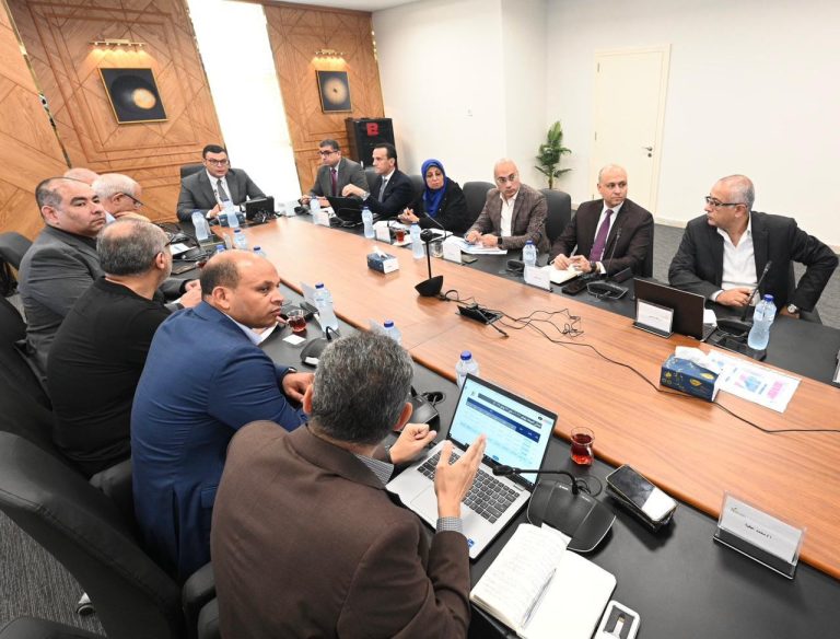وزير الإسكان يعقد اجتماعا مع مسئولي شركة "سيتي إيدج" لاستعراض خططها التسويقية لبعض مشروعات "هيئة المجتمعات العمرانية الجديدة"