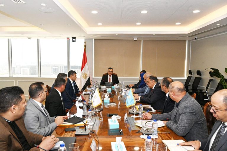 وزير الإسكان يتابع موقف مشروعات الإسكان بمحافظة بورسعيد
