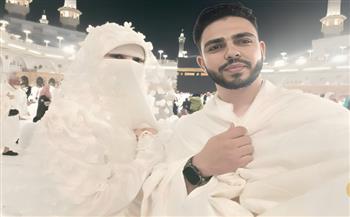 عروسان مصريان يحتفلان بزفافهما في صحن الكعبة المشرفة وسط أجواء روحانية