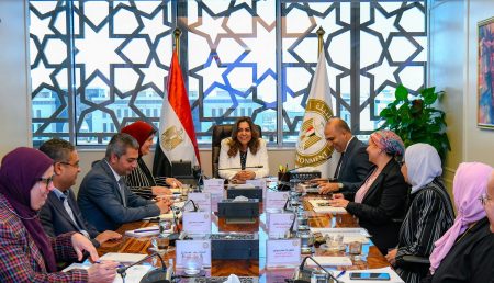 وزيرة التنمية المحلية والقائم بأعمال وزير البيئة تستعرض خطة وزارة البيئة لمواجهة نوبات تلوث الهواء الحادة لعام ٢٠٢٦/٢٠٢٥