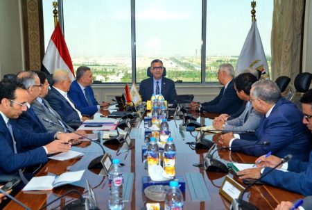 وزير التموين والتجارة الداخلية يجتمع مع رئيس مجموعة سامكريت لمتابعة الموقف التنفيذي للمستودع الاستراتيجي بالسويس
