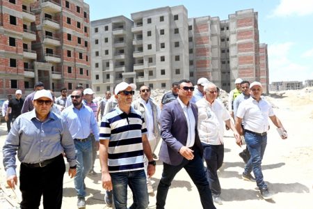 وزير الإسكان يتفقد وحدات المبادرة الرئاسية "سكن لكل المصريين" والطرق بمدينة برج العرب الجديدة