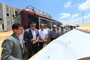 وزير الإسكان يتفقد كوبري القطار السريع ببرج العرب الجديدة