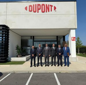 وزير الإسكان يصل برشلونة ويبحث مع "DUPONT" و"IETOS" أحدث تقنيات تنقية المياه ومعالجة الصرف