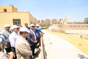 وزير الإسكان ومحافظ القاهرة يتفقدان مكونات مشروع حدائق "تلال الفسطاط" بمنطقة مصر القديمة