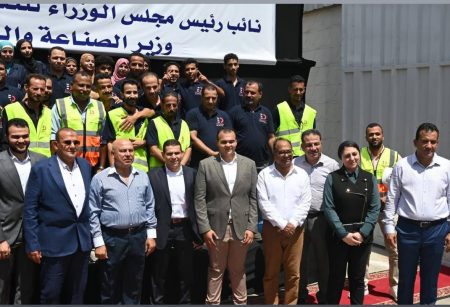 وزير الصناعة يتفقد مصنع «إيجي دينيم للنسيج» بالعاشر من رمضان 