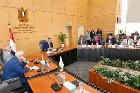 وزير الإسكان يترأس أول اجتماع للجنة متابعة تخصيص الوحدات السكنية لموظفي العاصمة الإدارية الجديدة