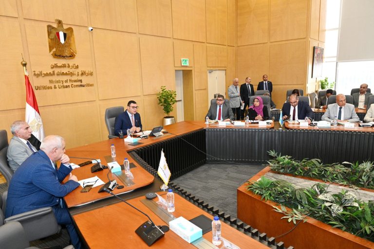 وزير الإسكان يترأس أول اجتماع للجنة متابعة تخصيص الوحدات السكنية لموظفي العاصمة الإدارية الجديدة