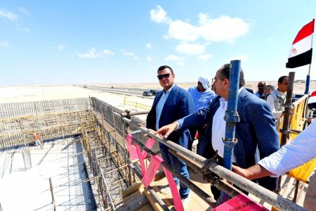 وزير الإسكان يتفقد مشروع إنشاء محطة لتحلية المياه وكومباوند مزارين بمدينة العلمين الجديدة