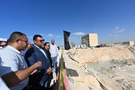 وزير الإسكان يتفقد مشروع بحيرات "نيو مارينا" و"البوغاز" والفيلات والشاليهات بمارينا ٨