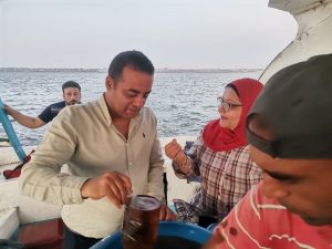 إطلاق الدفعة الرابعة من يرقات الجمبري في بحيرة قارون ضمن خطة تنميتها الشاملة