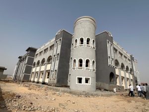 وزير الإسكان يتابع موقف المشروعات السكنية والمرافق والخدمات بمدينة قنا الجديدة