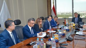 وزير التموين يجتمع برئيس شركة السكر لمتابعة خطط التطوير وزيادة الإنتاج لتأمين احتياجات السوق