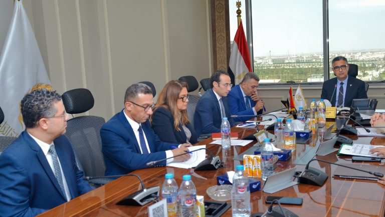 وزير التموين يجتمع برئيس شركة السكر لمتابعة خطط التطوير وزيادة الإنتاج لتأمين احتياجات السوق