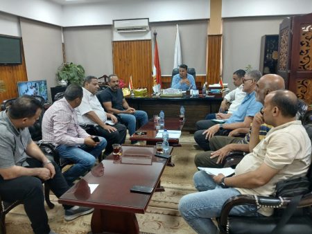 رئيس جهاز بني سويف الجديدة يلتقي الشركات المنفذة لمشروعات الإسكان لمتابعة نسب الإنجاز وتطوير الطرق