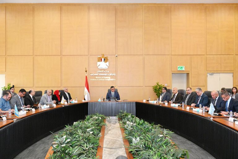 وزير الإسكان يتابع موقف تنفيذ منطقة الأعمال المركزية بالعاصمة الإدارية الجديدة وأبراج وبحيرات "داون تاون" بمدينة العلمين الجديدة