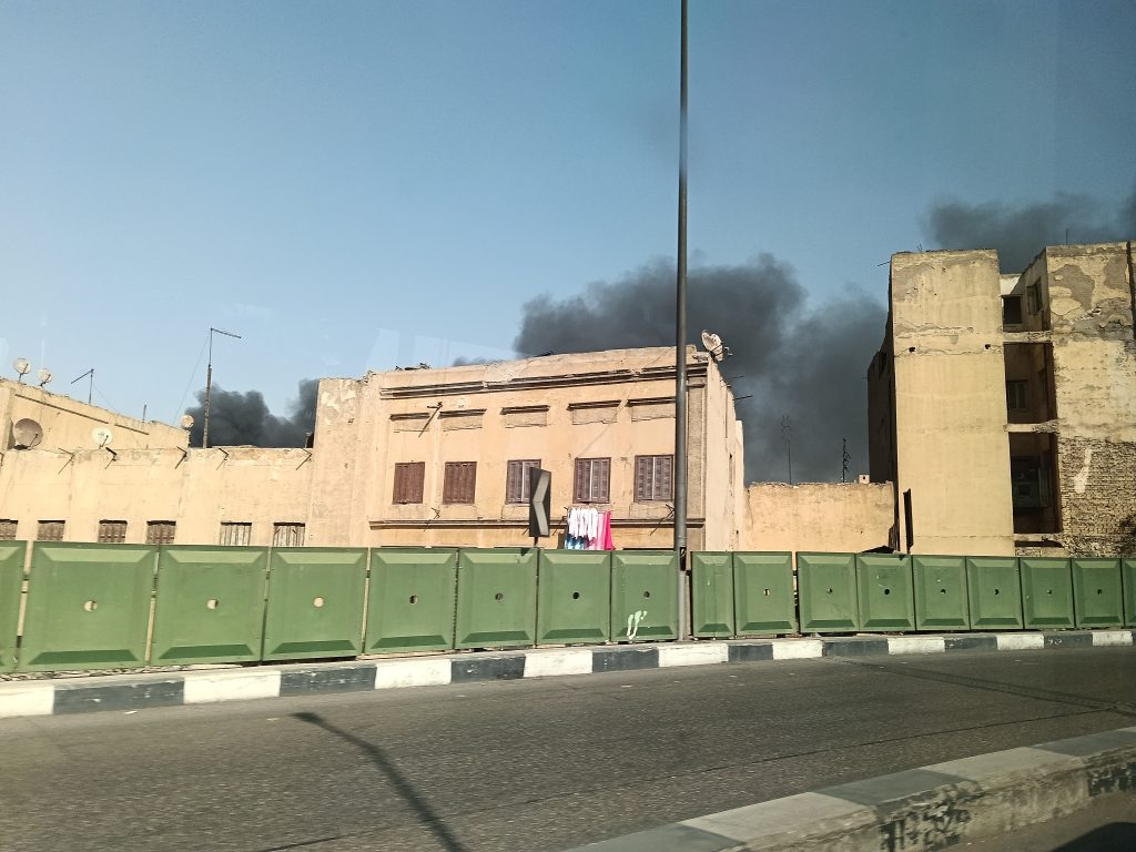 بالصور..حريق هائل بمنطقة بولاق أبو العلا في القاهرة