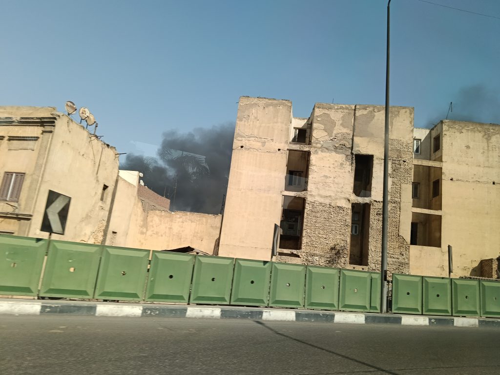 بالصور..حريق هائل بمنطقة بولاق أبو العلا في القاهرة
