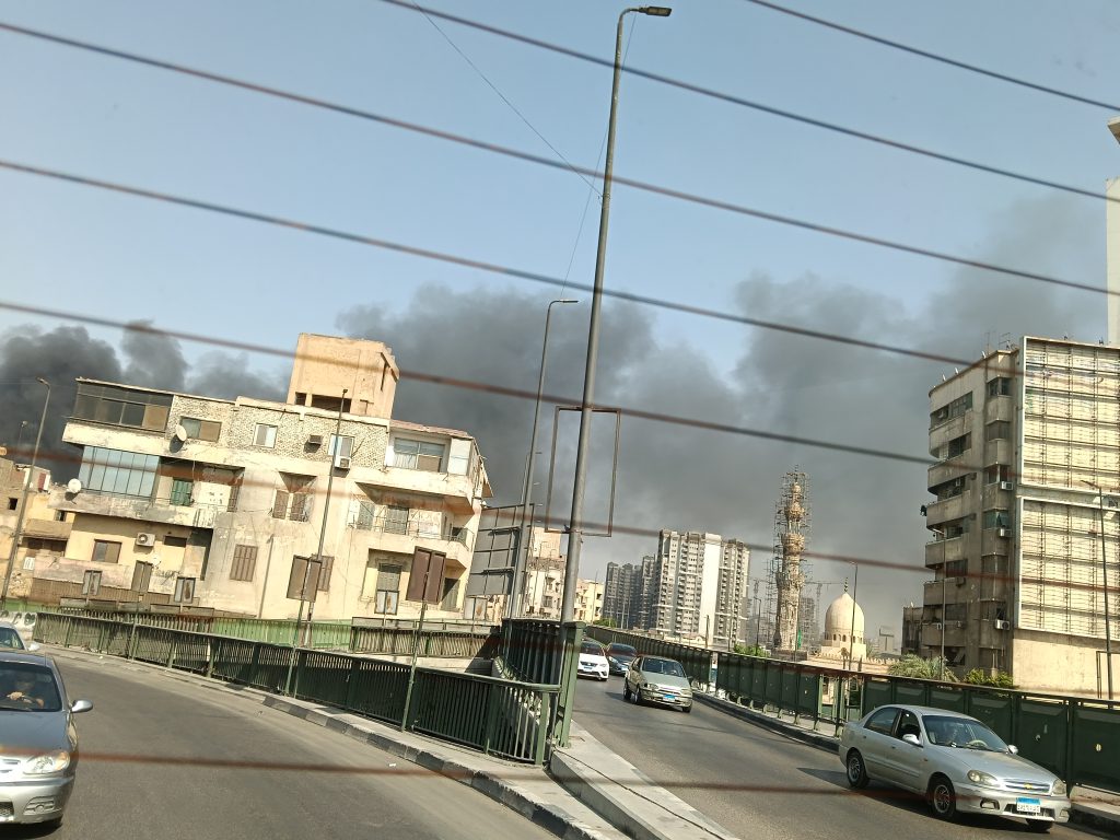 بالصور..حريق هائل بمنطقة بولاق أبو العلا في القاهرة