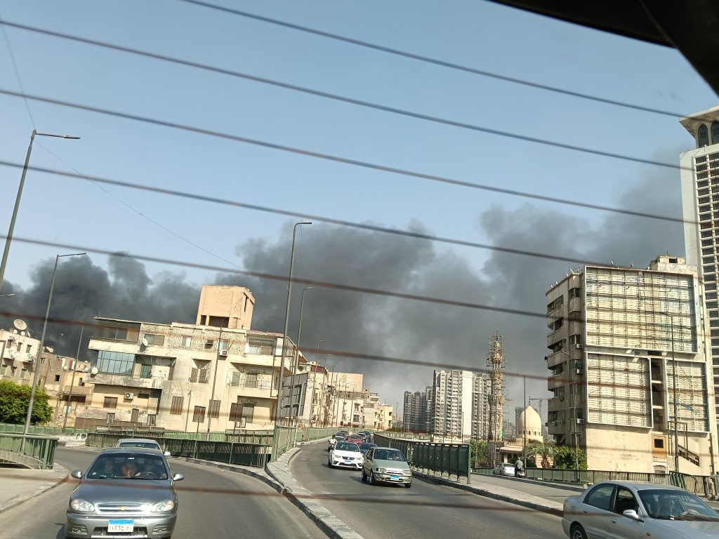 بالصور..حريق هائل بمنطقة بولاق أبو العلا في القاهرة