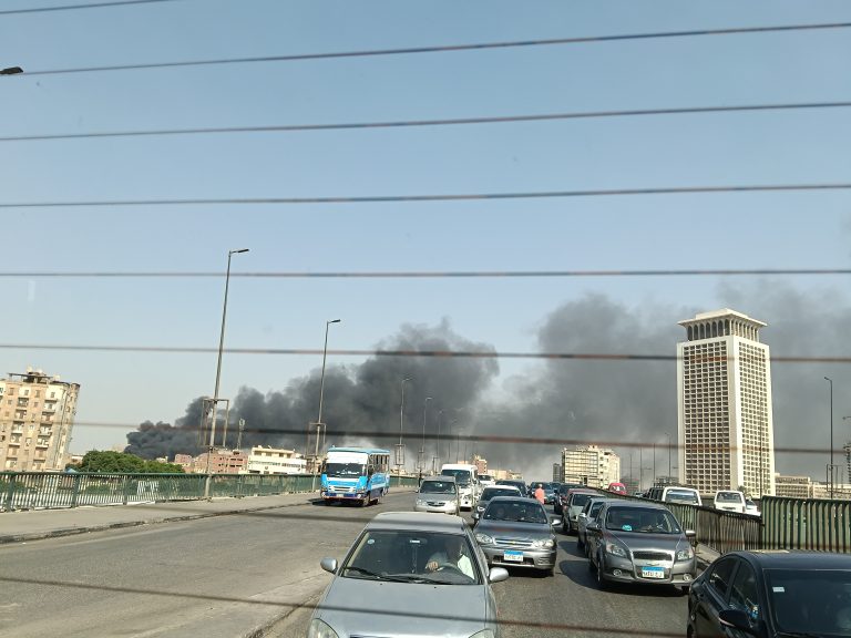 بالصور..حريق هائل بمنطقة بولاق أبو العلا في القاهرة