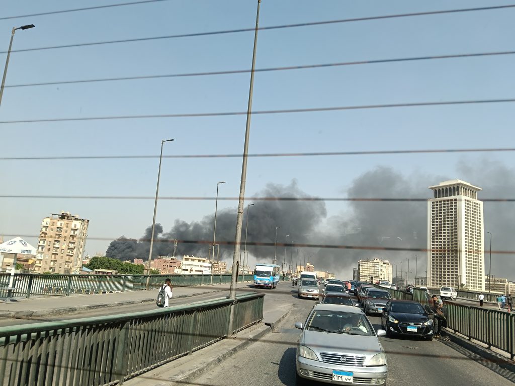 بالصور..حريق هائل بمنطقة بولاق أبو العلا في القاهرة