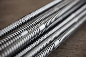 سعر طن الحديد اليوم الجمعة 28 نوفمبر 2025 ..تباين طفيف بين الشركات