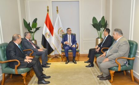 وزير التموين يعقد اجتماعًا مع رئيس جهاز تنمية التجارة الداخلية لتطوير القطاع التجاري في مصر وزير التموين يعقد اجتماعًا مع رئيس جهاز تنمية التجارة الداخلية لتطوير القطاع التجاري في مصر