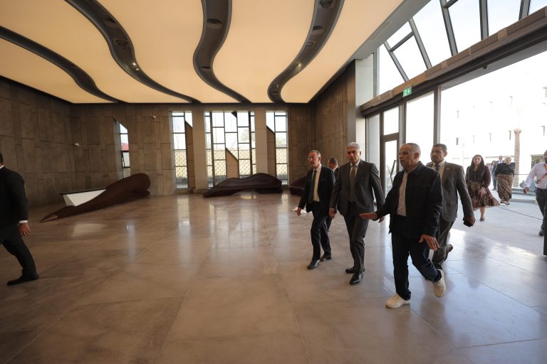 وزير السياحة والآثار يواصل متابعة الاستعدادات النهائية لافتتاح المتحف المصري الكبير غدًا  وزير السياحة والآثار يواصل متابعة الاستعدادات النهائية لافتتاح المتحف المصري الكبير غدًا