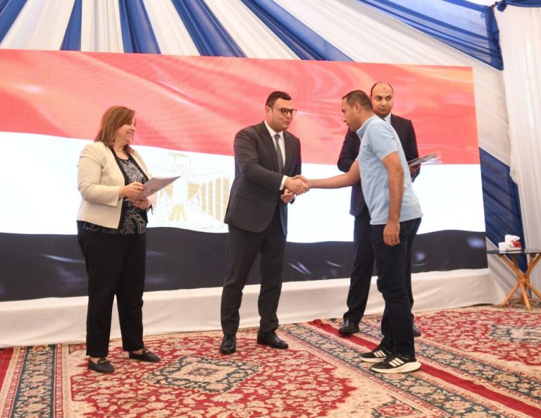 وزير الإسكان يسلم عقود شقق المواطنين