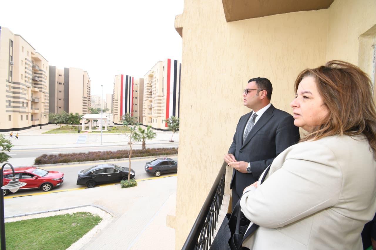 وزير الإسكان يسلم عقود شقق الاعلان الرابع عشر بحدائق اكتوبر (صور)