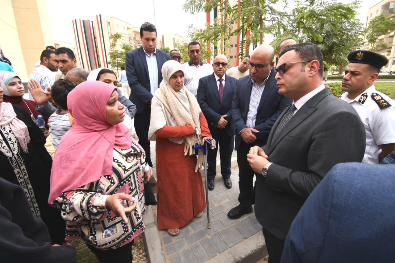 وزير الإسكان يسلم عقود شقق الاعلان الرابع عشر بحدائق اكتوبر (صور)