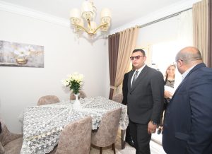عاجل.. وزير الإسكان يتفقد نموذج شقة جديدة بعد تسليمها لأحد المواطنين (صور)
