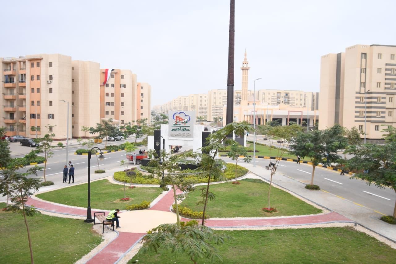 وزير الإسكان يسلم عقود شقق الاعلان الرابع عشر بحدائق اكتوبر (صور)