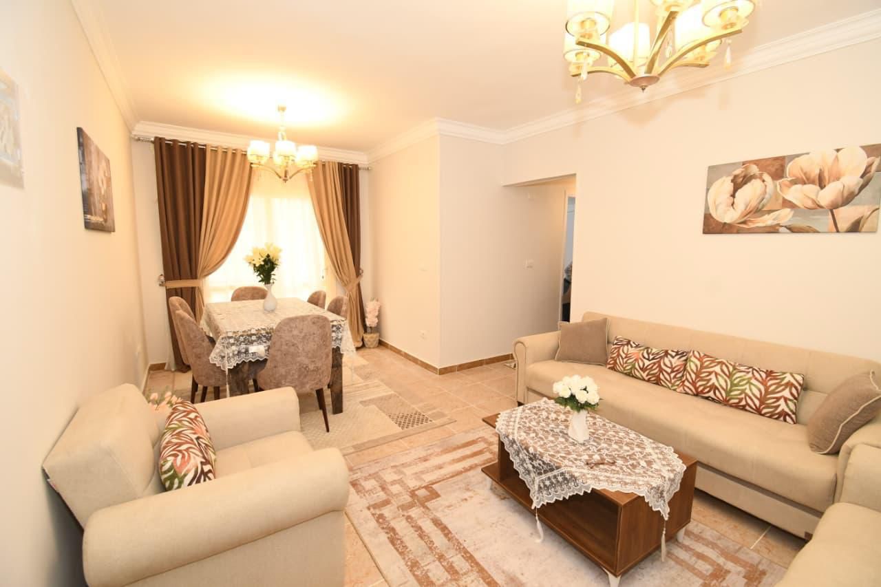 عاجل.. وزير الإسكان يتفقد نموذج شقة جديدة بعد تسليمها لأحد المواطنين (صور)