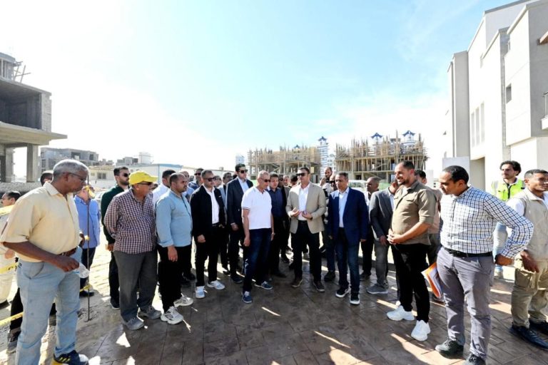 وزير الإسكان يتفقد مشروع "مارينا ٨" وتطوير الطريق الرئيسي لمدخل مارينا 5