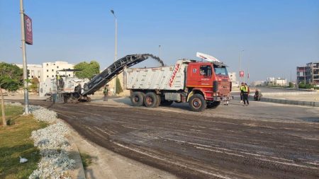 أجهزة المدن الجديدة تُواصل أعمال رفع الكفاءة والتطوير للطرق والميادين والمرافق وصيانة المسطحات الخضراء أجهزة المدن الجديدة تُواصل أعمال رفع الكفاءة والتطوير للطرق والميادين والمرافق وصيانة المسطحات الخضراء