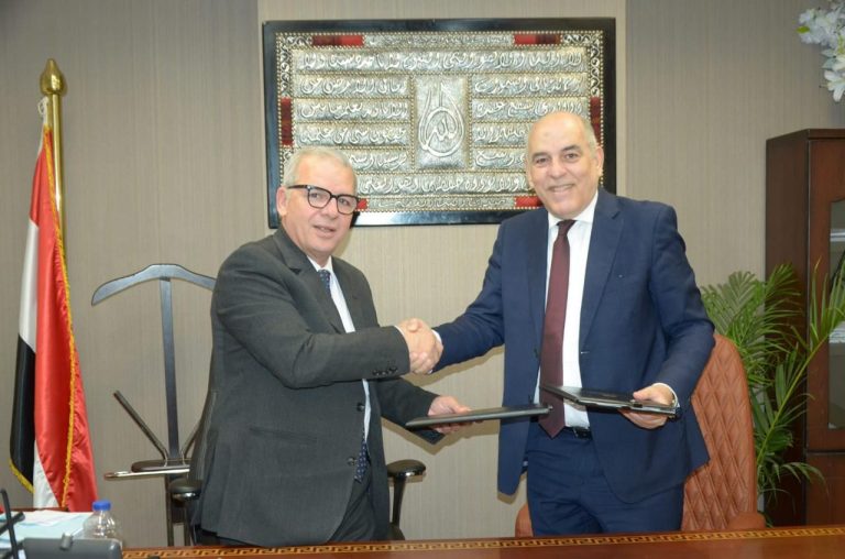 توقيع عقد تخصيص قطعة أرض بين هيئة المجتمعات العمرانية ونادي الصيد المصري لإقامة نادٍ رياضي اجتماعي متكامل بمشروع دار مصر – القرنفل بالتجمع الأول توقيع عقد تخصيص قطعة أرض بين هيئة المجتمعات العمرانية ونادي الصيد المصري لإقامة نادٍ رياضي اجتماعي متكامل بمشروع دار مصر – القرنفل بالتجمع الأول