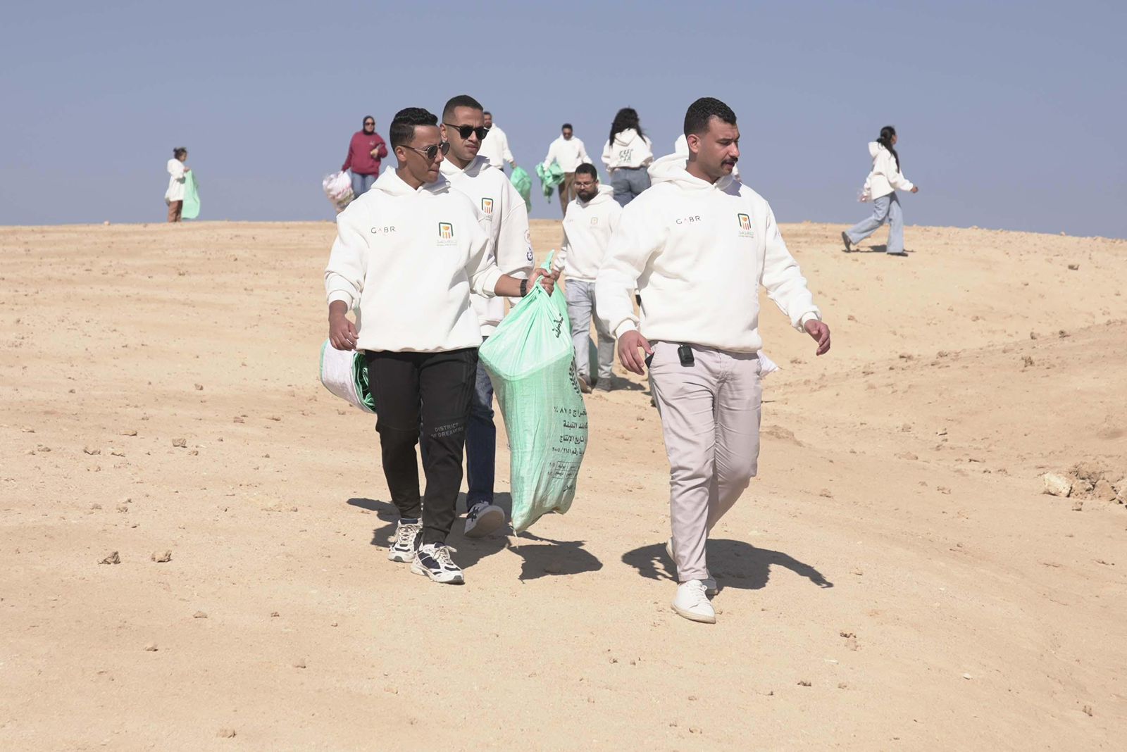 البنك الأهلي المصري يطلق مبادرة بيئية لتنظيف شاطئ جزيرة مجاويش وحماية الشعاب المرجانية