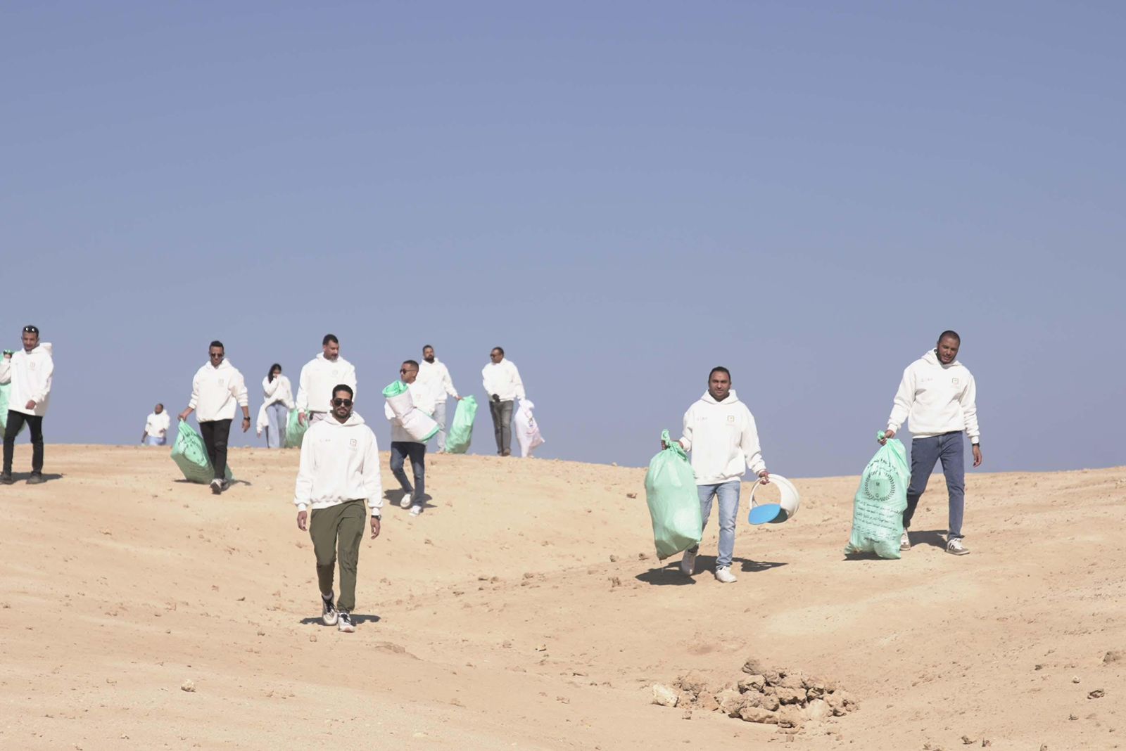 البنك الأهلي المصري يطلق مبادرة بيئية لتنظيف شاطئ جزيرة مجاويش وحماية الشعاب المرجانية