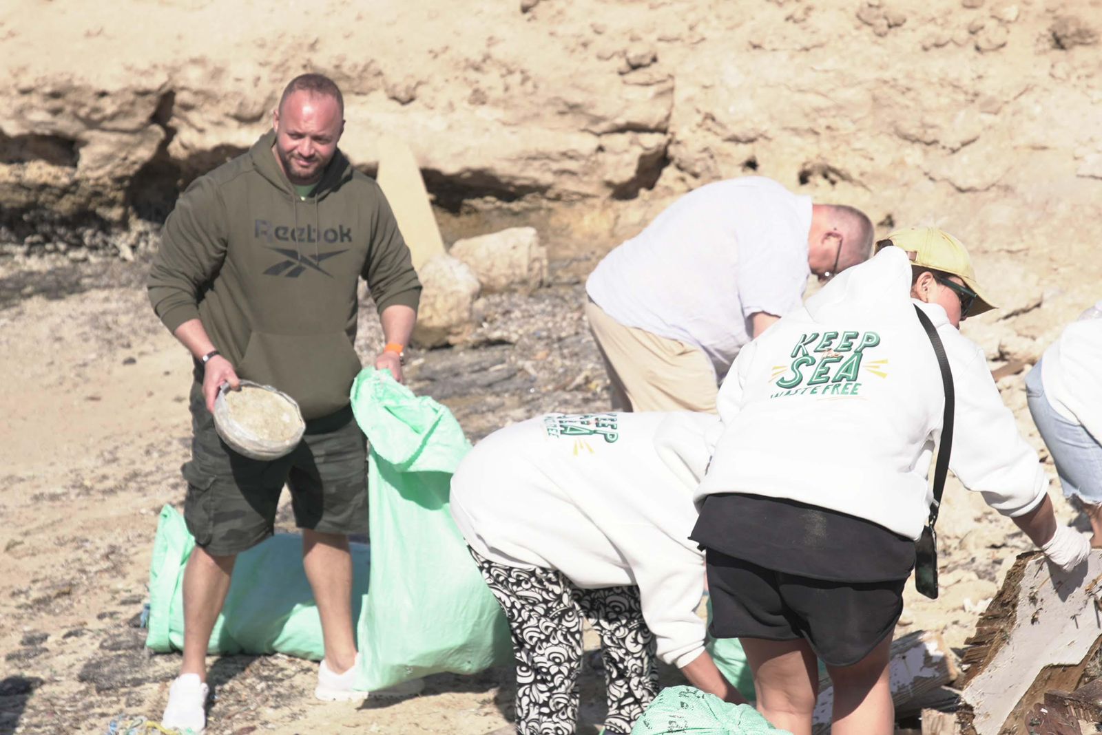 البنك الأهلي المصري يطلق مبادرة بيئية لتنظيف شاطئ جزيرة مجاويش وحماية الشعاب المرجانية