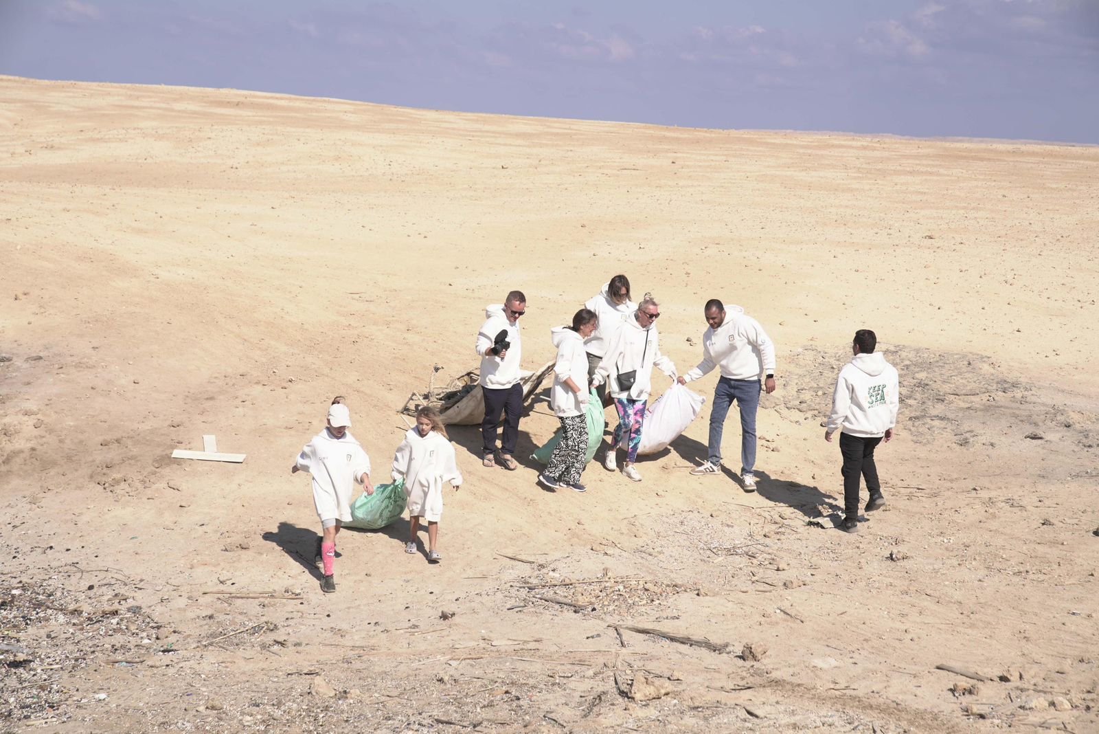 البنك الأهلي المصري يطلق مبادرة بيئية لتنظيف شاطئ جزيرة مجاويش وحماية الشعاب المرجانية