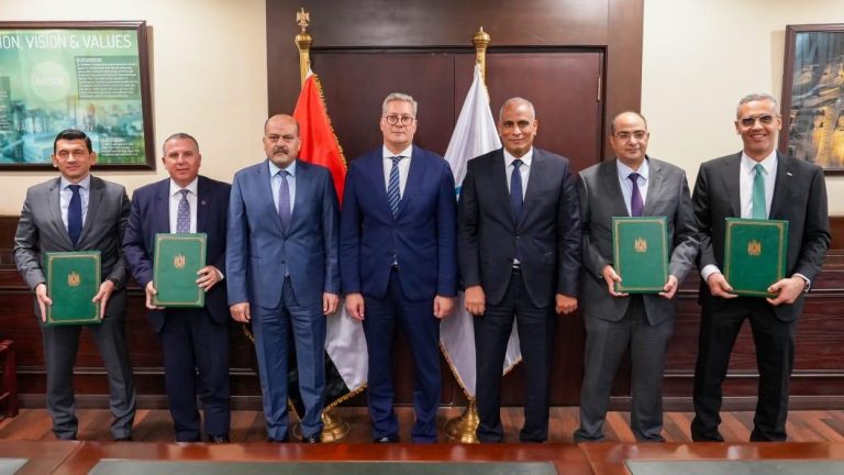 تحالف مصرفي يضم QNB مصر وCIB وبنك القاهرة لتمويل مشترك بقيمة 140 مليون دولار أمريكي لشركة العلمين لمنتجات السيليكون تحالف مصرفي يضم QNB مصر وCIB وبنك القاهرة لتمويل مشترك بقيمة 140 مليون دولار أمريكي لشركة العلمين لمنتجات السيليكون