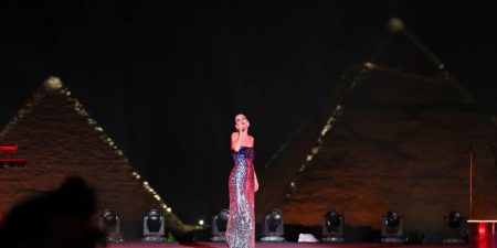 كاتي بيري لأول مرة أمام الأهرامات في احتفالية بنك قناة السويس