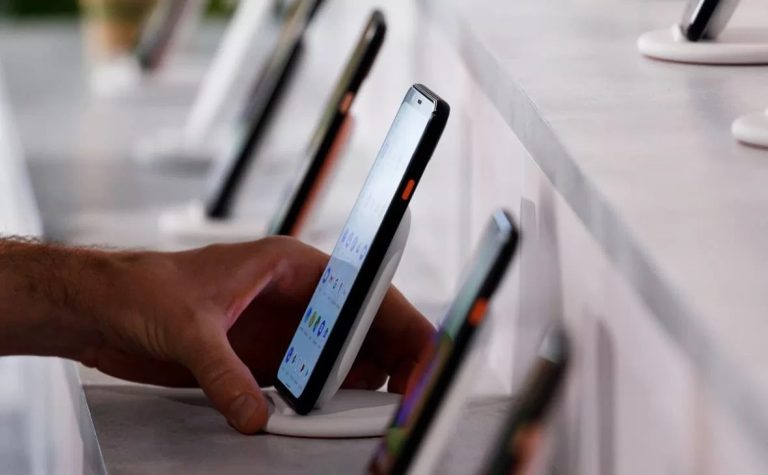 صرخة من سوق المحمول.. لماذا تباع الهواتف “صنع في مصر” بأسعار أغلى من الخارج؟ سوق المحمول، النافذة الإخبارية