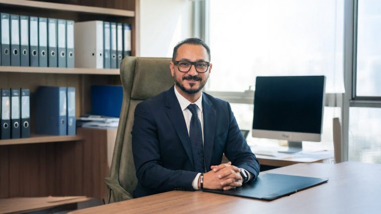 مصطفي محمود رئيس قطاع المبيعات بشركة الأماكن، النافذة