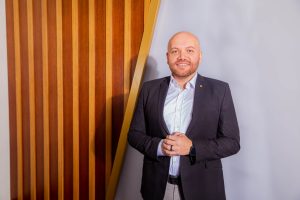 عمرو عطية، النافذة