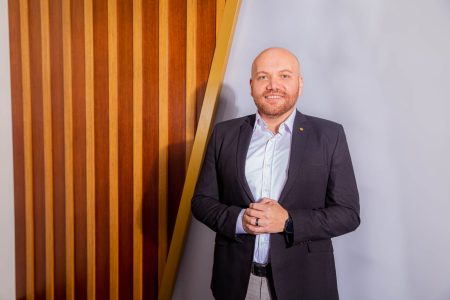 عمرو عطية، النافذة