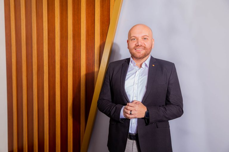 عمرو عطية، النافذة