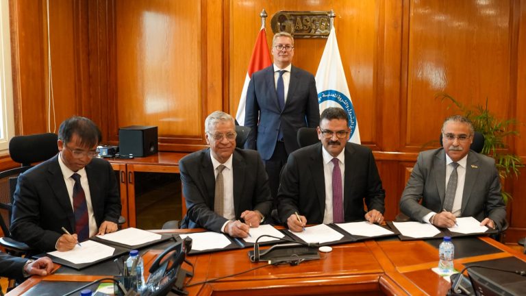 وزير البترول يشهد توقيع مذكرة تفاهم للاستثمار في تعظيم القيمة المضافة من الخامات التعدينية